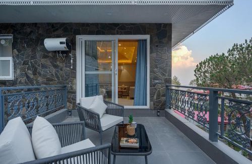 Kumarhatti Hotel | ELIVAAS Bask and Blessings Mist Suites with Private Balcony