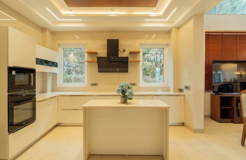 Kumarhatti Villa | ELIVAAS privé The Royce Orchid 4BHK