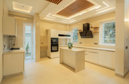 Kumarhatti Villa | ELIVAAS privé The Royce Orchid 4BHK