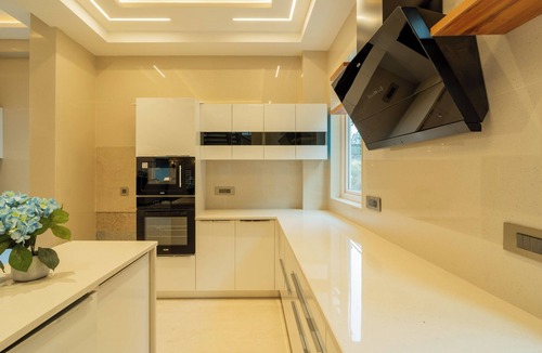 Kumarhatti Villa | ELIVAAS privé The Royce Orchid 4BHK