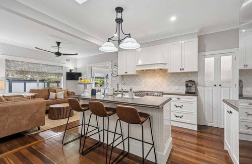 Coffs Harbour House | Ellie's Luxe Cottage Escape - Sleeps 8, Spa, Pizza Oven