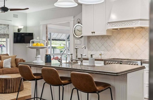 Coffs Harbour House | Ellie's Luxe Cottage Escape - Sleeps 8, Spa, Pizza Oven