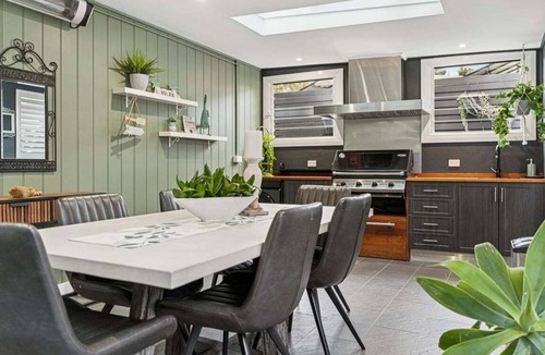 Coffs Harbour House | Ellie's Luxe Cottage Escape - Sleeps 8, Spa, Pizza Oven