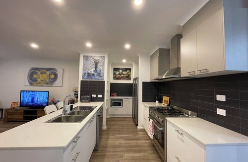 Wallan House | Entire Spacious Modern 5 bedroom Family friendly home in Wallan