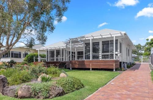 Point Vernon House | Esplanade Ease - Absolute Beachfront in Hervey Bay