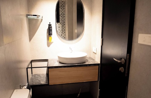 Chakan Hotel | Everest Inn Chakan