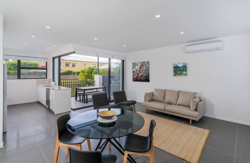 Bulimba Apartment | Executive 2BR Bulimba Apartment Across from the Park on Oxford St