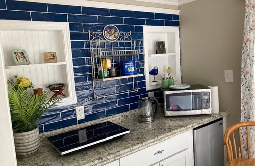Taylor House | EXECUTIVE SUITE, KITCHEN, BATH, LAUNDRY, & DIRECT TV