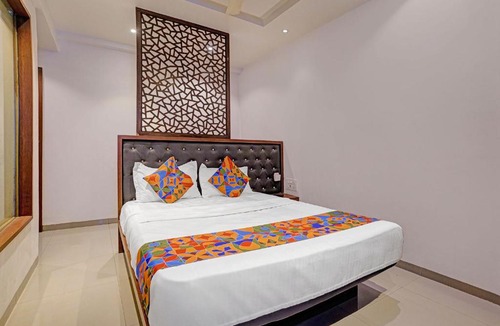 Kalyan Hotel | FabHotel Dukes Plaza