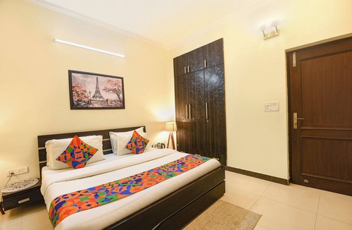 Gurugram Hotel | FabHotel Golf Luxury - 10 Min From Sector 42-43 Rapid Metro Station