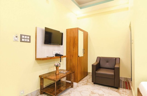 Madanpur Hotel | FabHotel Leechi Lodging & Fooding - Nr. AIIMS