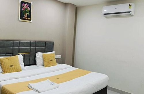 Aundh Hotel | Fabhotel Radha Madhav