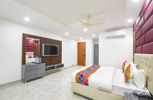 Pashim Vihar Hotel | Fabhotel Royal Palace Peera Garhi