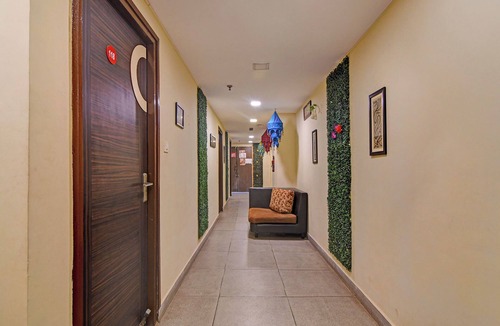 Block E Hotel | Fabhotel The Crown Aura