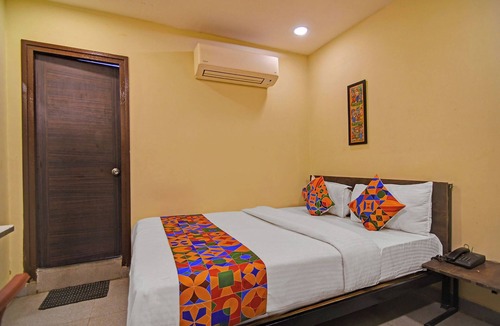 Block E Hotel | Fabhotel The Crown Aura