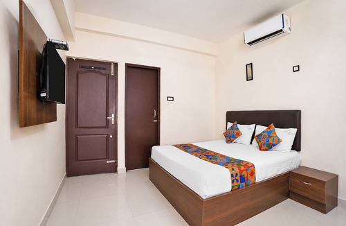 Maduravoyal Hotel | Fabhotel V Inn Rooms - Nr Sree Ramanatheeswarar temple