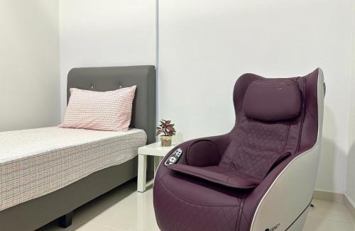 Kampung Sepuluh Apartment | Fabulous Airport 2BR Suite# Straits Intl# Msg Chair