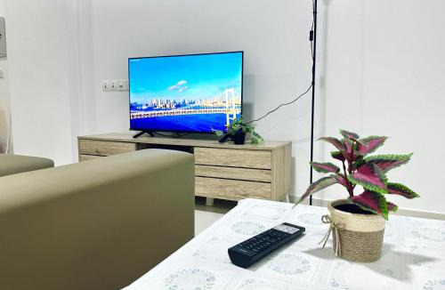 Kampung Sepuluh Apartment | Fabulous Airport 2BR Suite# Straits Intl# Msg Chair