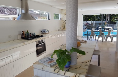North Curl Curl House | Fantastic Beach House with Sensational Ocean Views. 3 min walk to Beach