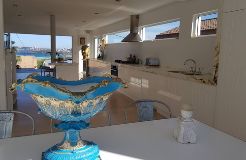 North Curl Curl House | Fantastic Beach House with Sensational Ocean Views. 3 min walk to Beach