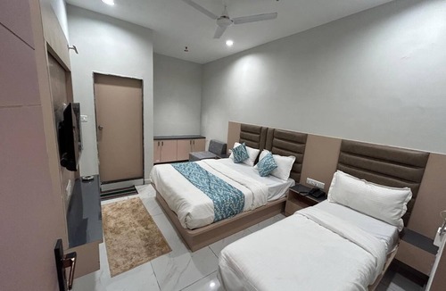 Ahmedabad Hotel | Fantastic Primium 7-bedroom hotel with AC in charming Ahmedabad