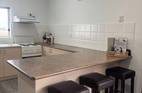 Diggers Rest House | Farm Stay, feed sheep and relax close to airport
