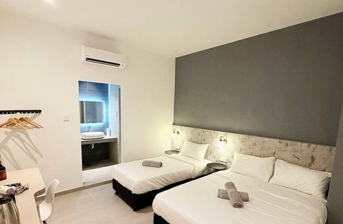 Kampung Kedawang Hotel | Fat Mom Room & Stay