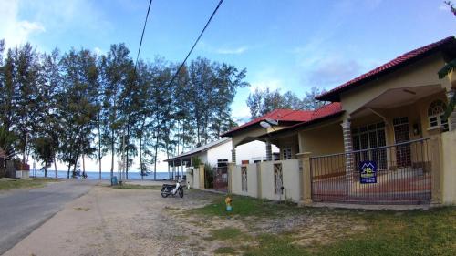 Kampung Sura Masjid House | FBS Guesthouse Dungun