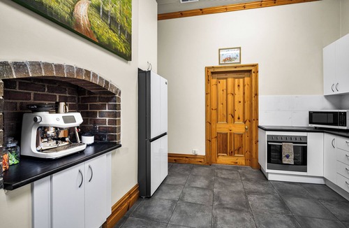 Talunga House | Federation home, Sleeps 8, near Barossa Valley, Fireplace & Spa, Pub next door.