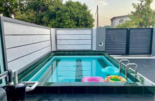 Si Rusa House | Feeqa Homestay & Pool Port Dickson