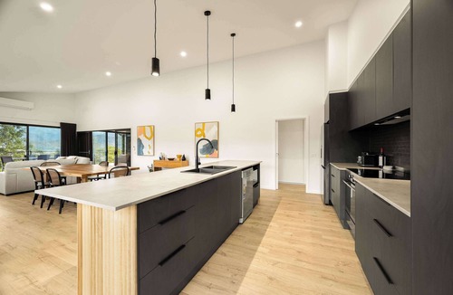 Tawonga South House | Fiddle View | Alfresco Dining with Mountain Views