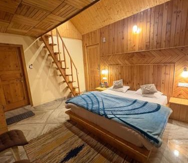 Jibhi Hotel | Flamingo Aur Maina Cafe and Stays