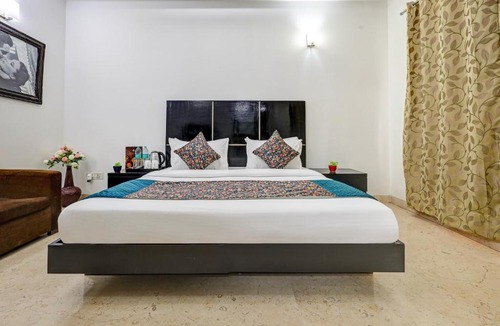 Sushant Lok Hotel | Floryn Stayz-Huda City Centre
