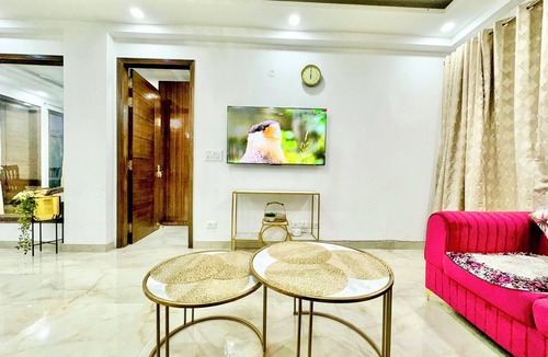 Vasant Kunj Apartment | Forest Vistas: Luxury Vasant Kunj Gem 2