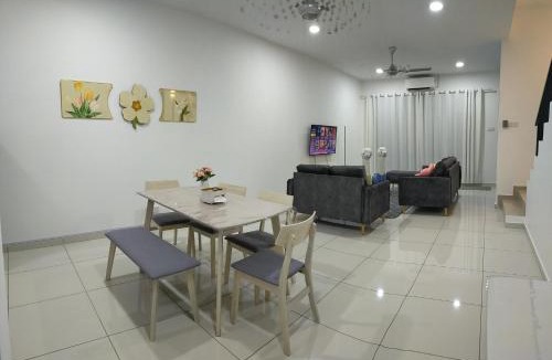 Tebrau House | Four Leaf Clover Residence Austin Crest JB
