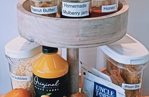 Budgewoi Cottage | Free Continental breakfast, Cheese or Sweet platter. Close to beaches and lake.