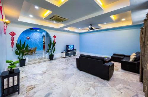 Larut House | Gather Here 62 5BR Town Center 5 Rooms