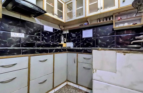 Sainik Farm Hotel | Gavari India's Delhi Hostel