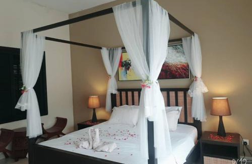Endah Hotel | Gold Coast Rose Studio