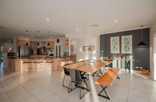 Hillvue House | Golf Course Retreat – 3BR Family Home with Stunning Views