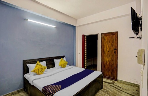 Sector 27 Hotel | Goroomgo Raj hotel vip Noida
