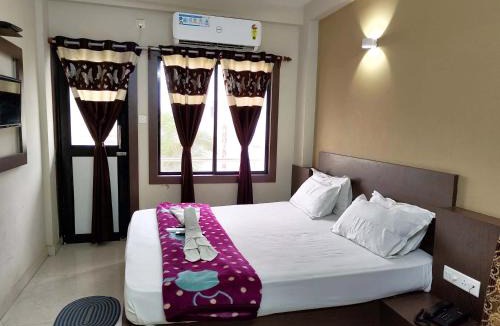 Puri Hotel | Goroomgo UK Palace Puri Near Sea Beach Sea View Room গোরুমগো ইউকে প্যালেস পুরী সমুদ্র সৈকতের কাছে - Luxury & Spacious Room - Near Temple with Prime Location wifi- Lift and Parking Facilities - Book Now