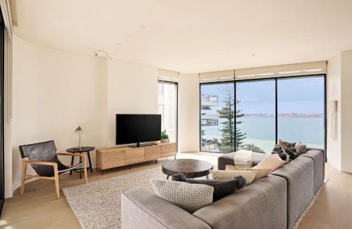 Brighton-le-Sands Apartment | Grand Bayfront, Brighton-Le-Sands