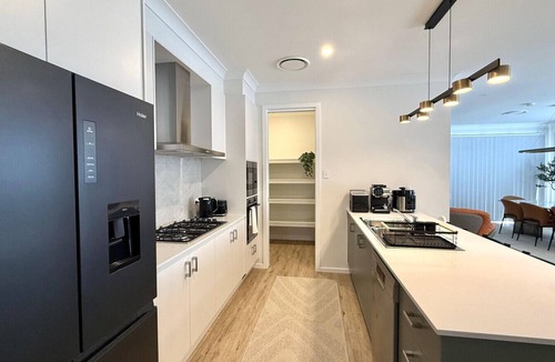 Menangle Park House | Grand Luxury House with 4 bedrooms in Menangle Park