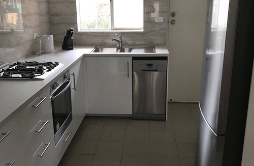 Walkerville Apartment | GREAT/SPACIOUS TWO BEDROOM GROUND FLOOR UNIT ONLY 5 MINUTES FROM THE CITY!