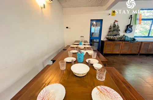 Chendhare Hotel | Greek Theme Room with Common Pool