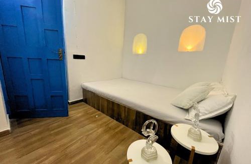 Chendhare Hotel | Greek Theme Room with Common Pool