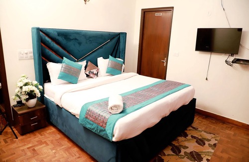 Chittaranjan Hotel | Greenleaf Apartment And Suites, Chittaranjan Park