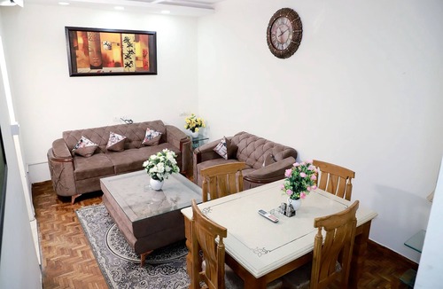 Chittaranjan Hotel | Greenleaf Apartment And Suites, Chittaranjan Park