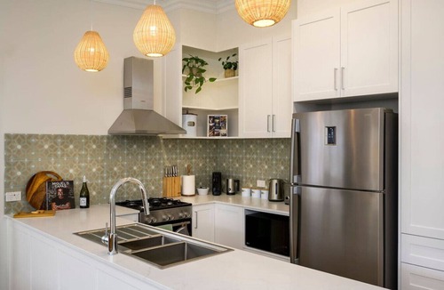 Hamilton House | Hamilton Hideaway Pet Friendly near Eateries and Entertainment